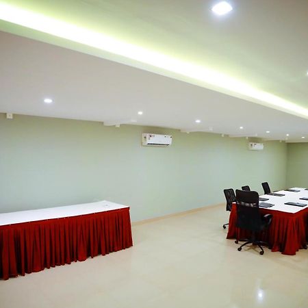 Hotel Emperor Султан Батери Екстериор снимка