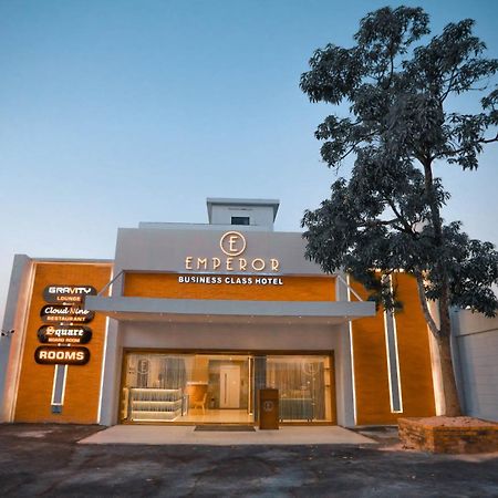 Hotel Emperor Султан Батери Екстериор снимка