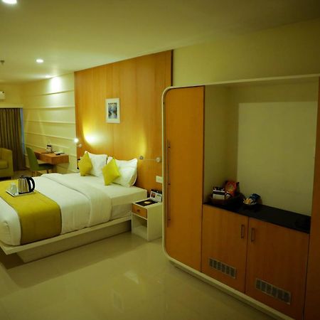 Hotel Emperor Султан Батери Екстериор снимка