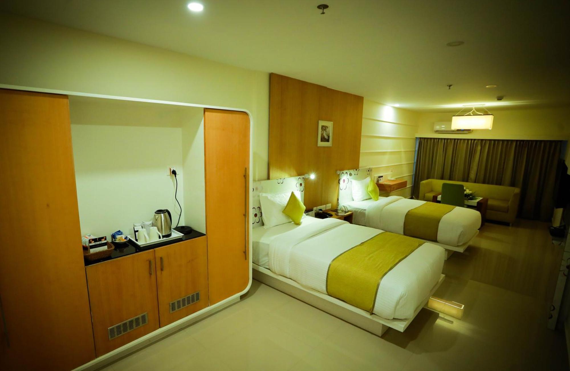 Hotel Emperor Султан Батери Екстериор снимка